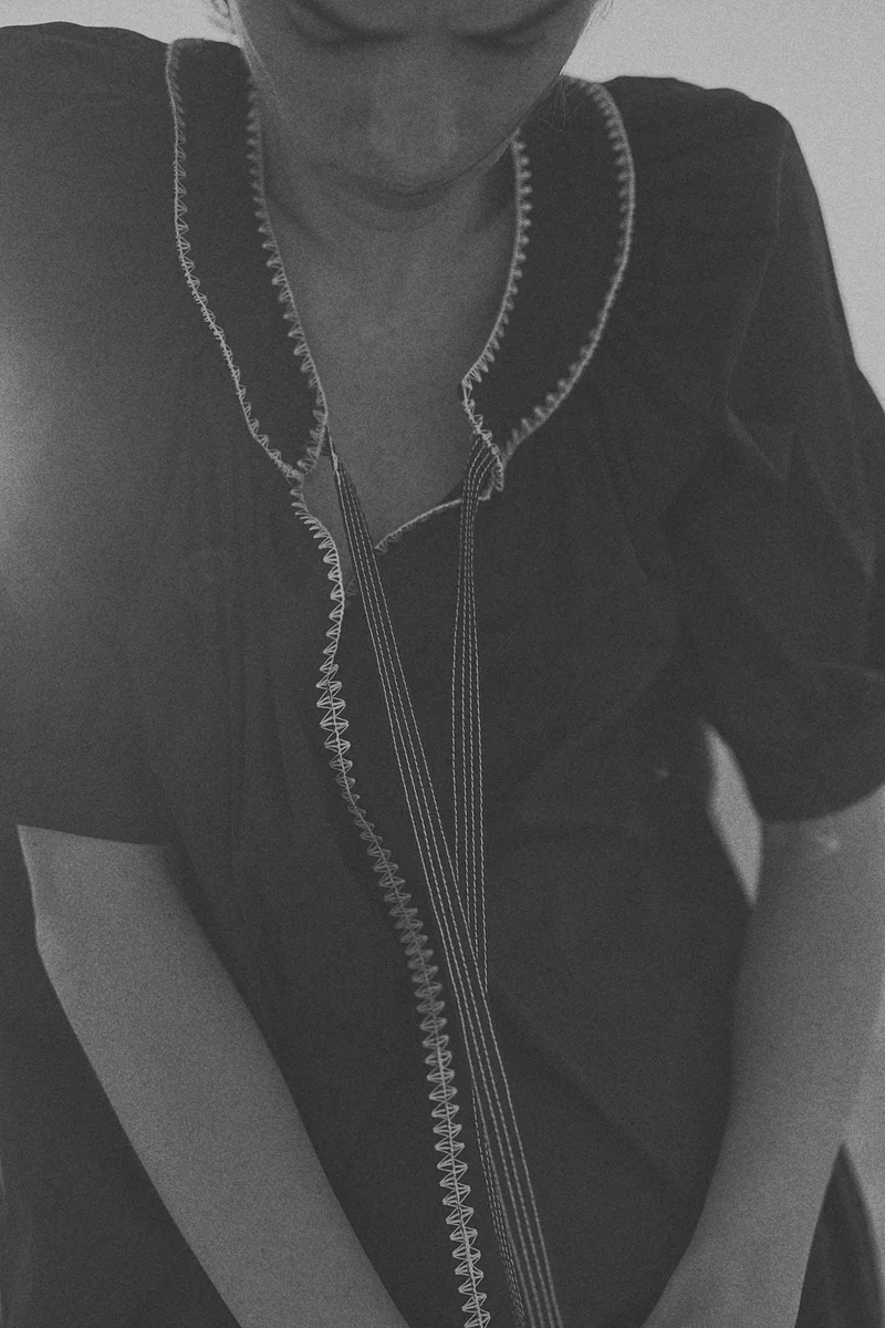 اتش اند ام بلوزة من قطن البوبلين بتفاصيل ربطة