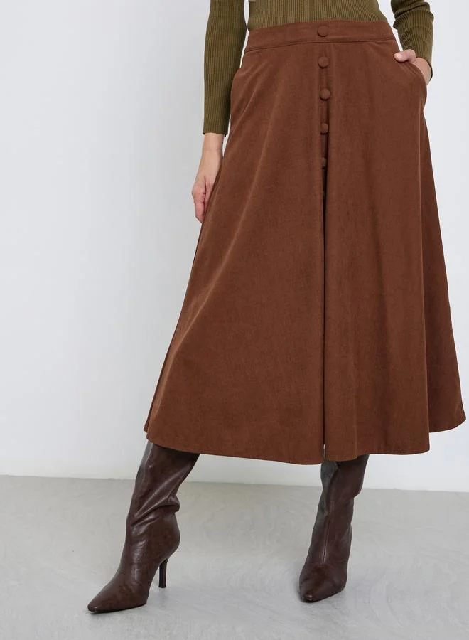 ستايلي تنورة ميدي بتفاصيل أزرار