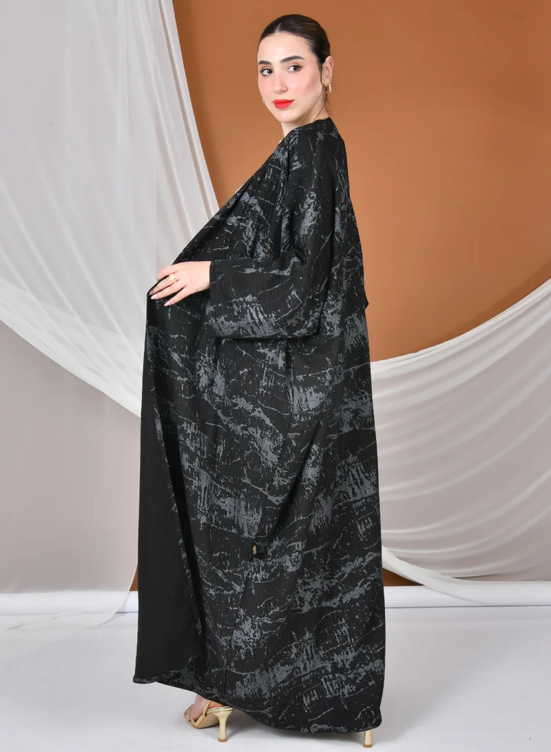 HAWRAA ABAYA Summer abaya with a quarter-bisht cut and gray patterns