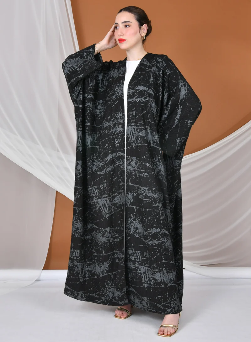 HAWRAA ABAYA Summer abaya with a quarter-bisht cut and gray patterns