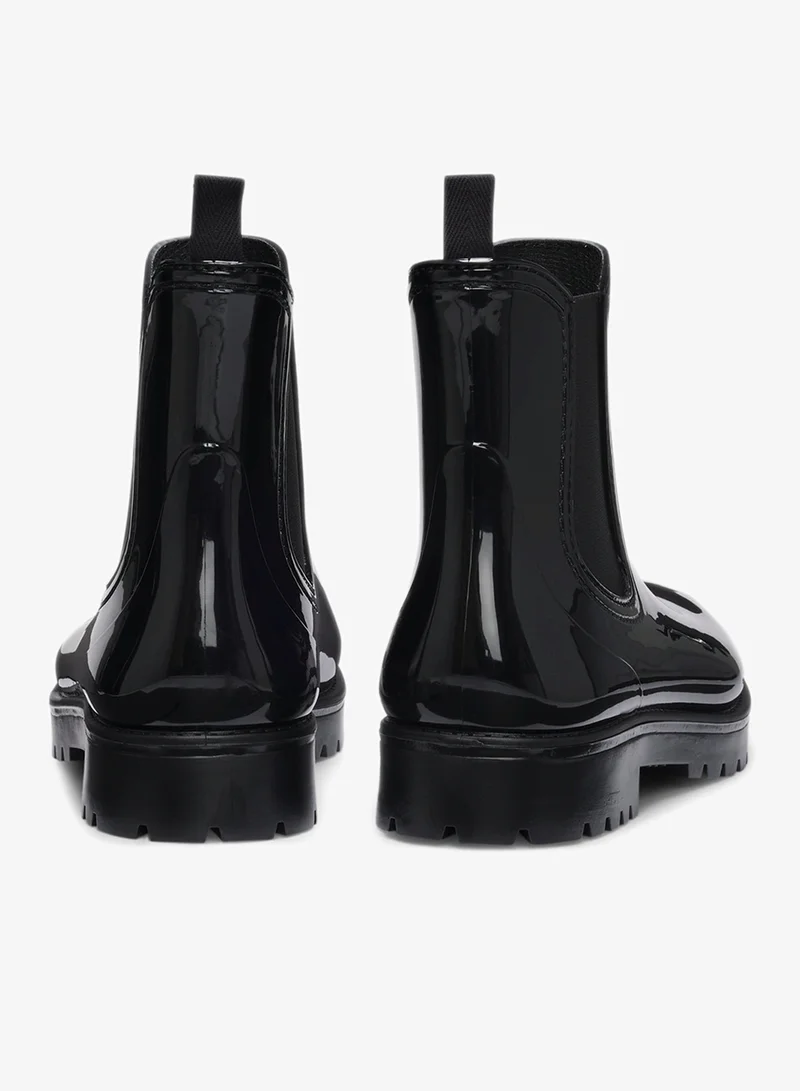 هوجو بوت مطر لامع بتصميم تشيلسي مع رقعة شعار