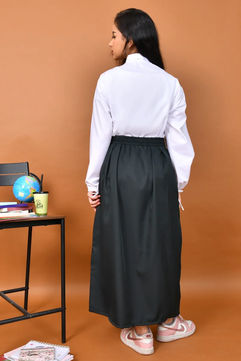 HAWRAA ABAYA Elegant pleated skirt with a high waist, decorated with gold buttons and side pockets.
