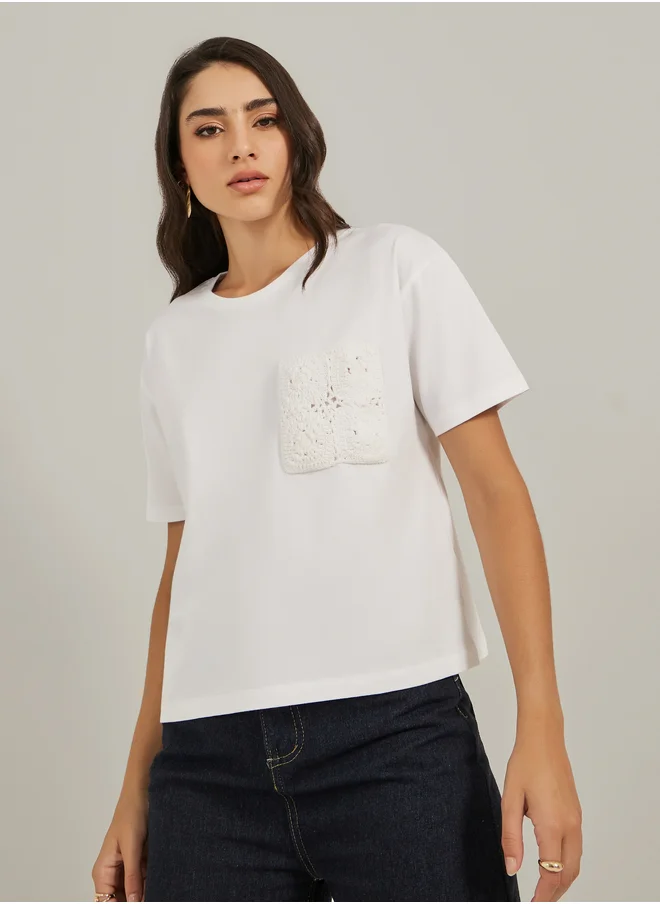 ستايلي Crochet Pocket Round Neck Short Sleeve T-Shirt