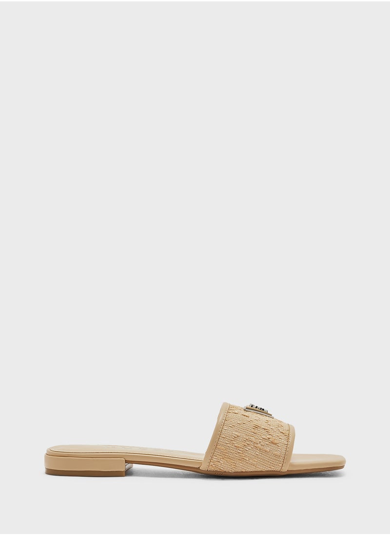 GUESS - صنادل تمسي مسطحة غير رسمية - Image 1