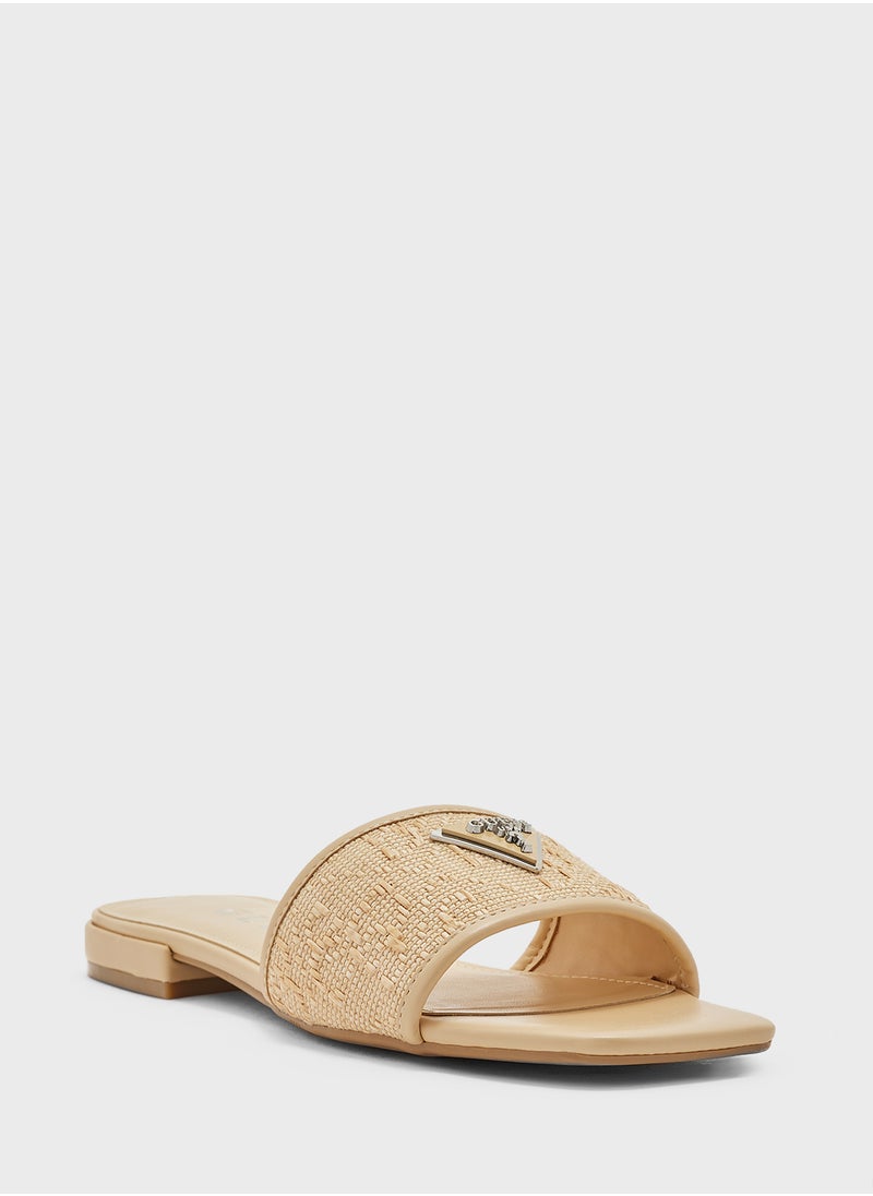 GUESS - صنادل تمسي مسطحة غير رسمية - Image 1