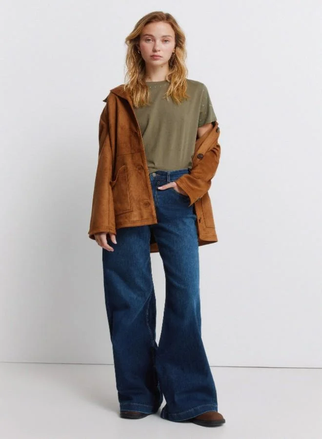 سبرينجفيلد قميص قصير الأكمام من القطن المستدام برقبة مستديرة مع مسامير على الرقبة والأكمام