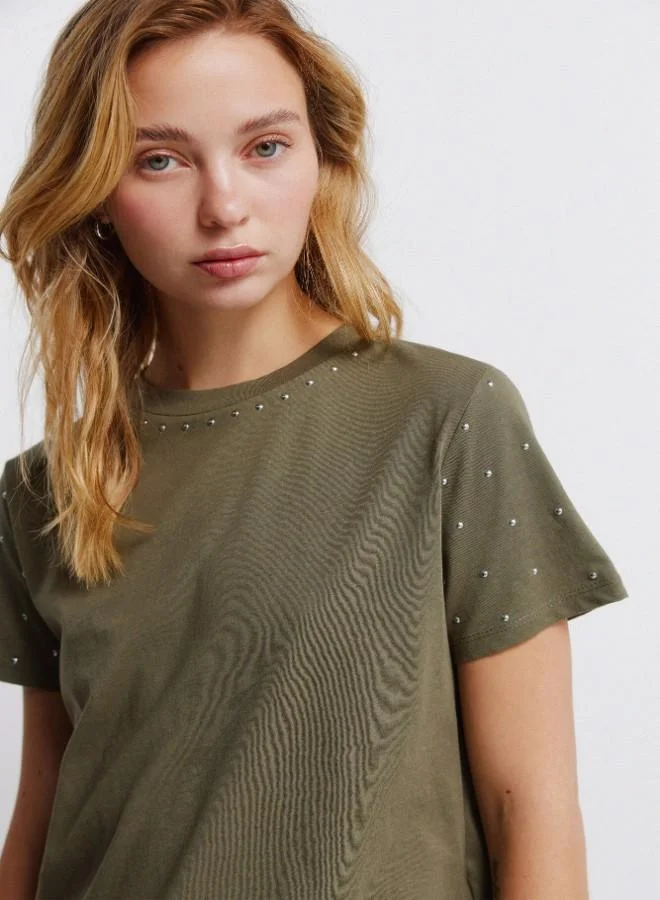 سبرينجفيلد قميص قصير الأكمام من القطن المستدام برقبة مستديرة مع مسامير على الرقبة والأكمام