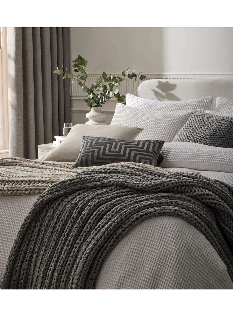 ملاذ هاوس سرير مبطن بأزرار - MZBDN02-OFW-160 سم - مصنوع من قماش ناعم مع لوح رأس مبطن بأزرار - 160 سم - الأبعاد: ارتفاع 120 سم × طول 195 سم - طول 195 سم × ارتفاع 120 سم × عرض 160 سم - Image 2