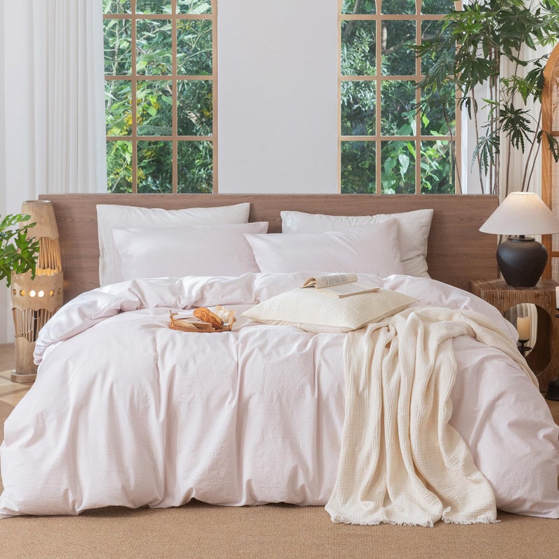 مومى طقم غطاء لحاف مخطط من مومي، مصنوع من القطن المغسول بنسبة 100%، ذو ملمس يشبه الكتان، يسمح بمرور الهواء، متين، ناعم ومريح (خطوط رفيعة رمادية وردية، مقاس كوين 90 × 90 بوصة) - Image 1