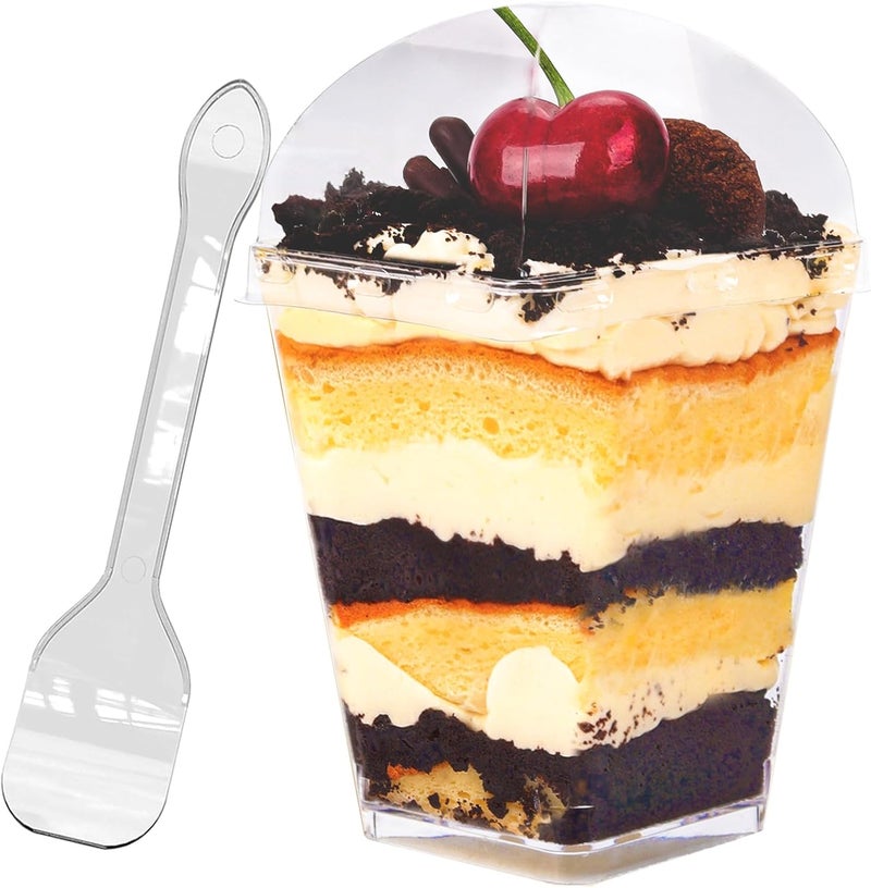 YunKo 50 عبوة أكواب حلوى بلاستيكية مربعة شفافة سعة 5 أونص مع أغطية وملاعق، أكواب بارفيه صغيرة لزبادي، جيلو، موس، ووجبات خفيفة، أكواب للحلويات مع غطاء - Image 1