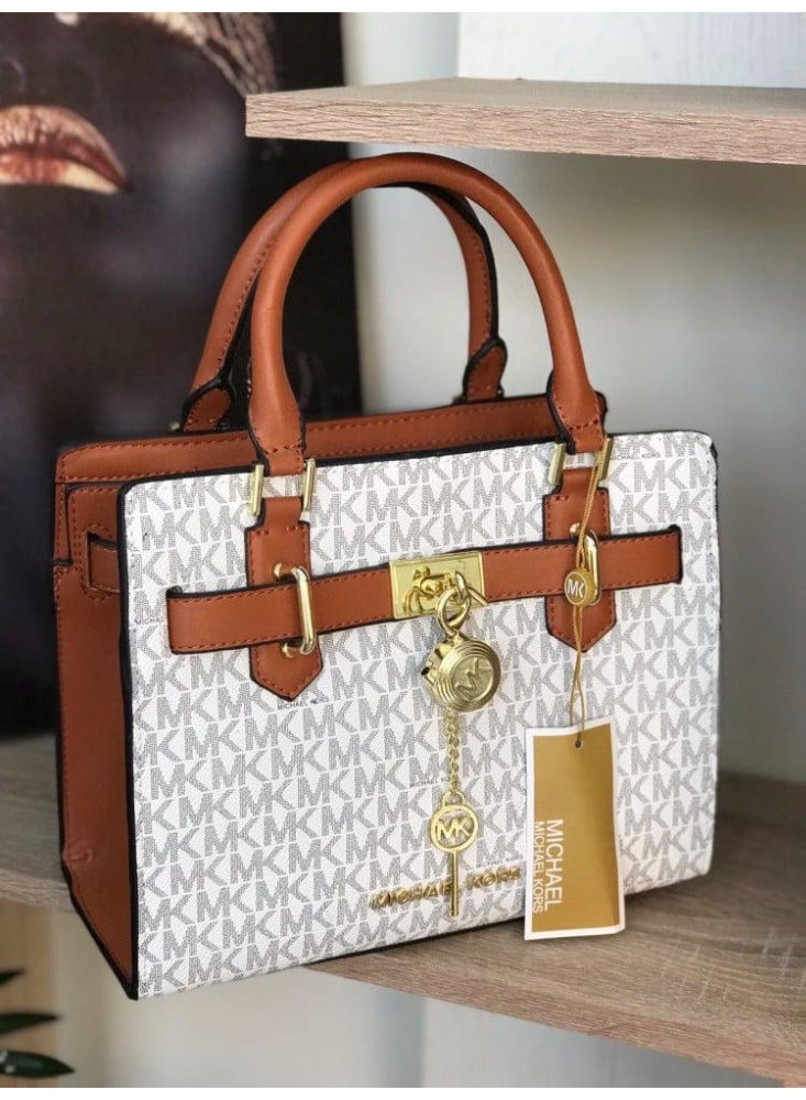 ام كي حقيبة يد مايكل كورس بشعار مونوغرام مع أجزاء معدنية ذهبية ولمسات جلدية