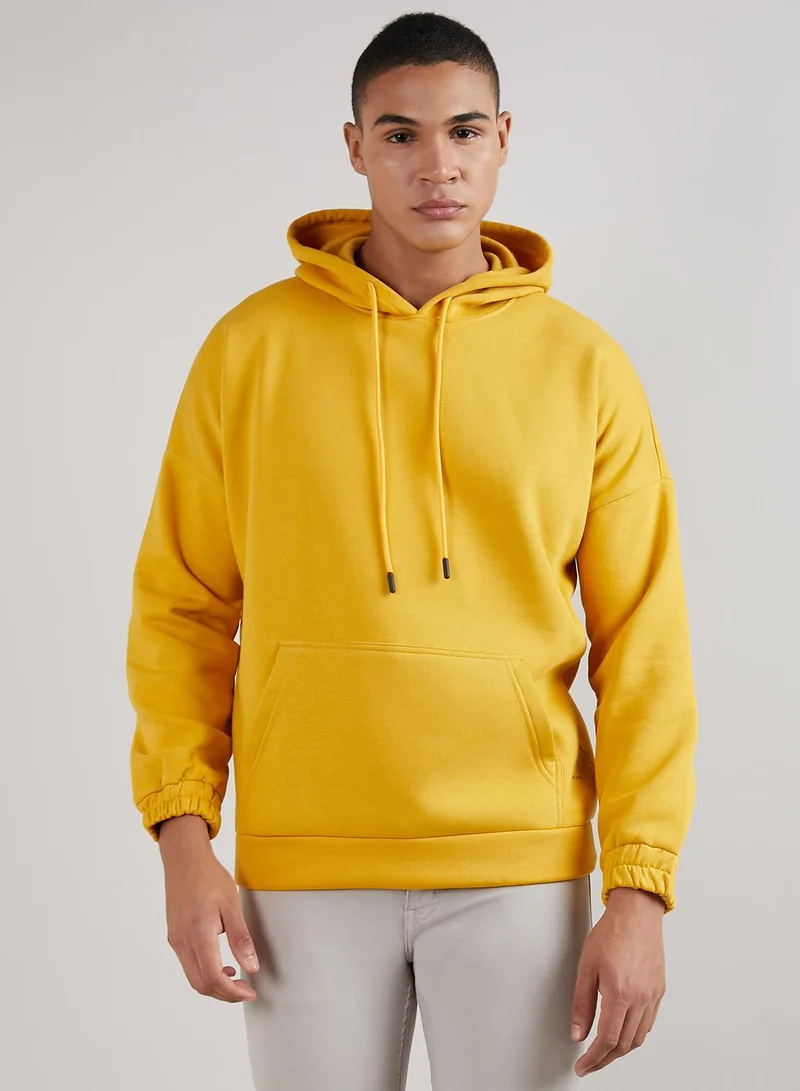 Campus Sutra Men's Mustard Yellow Oversized Pullover Sweatshirt With Kangaroo Pocket