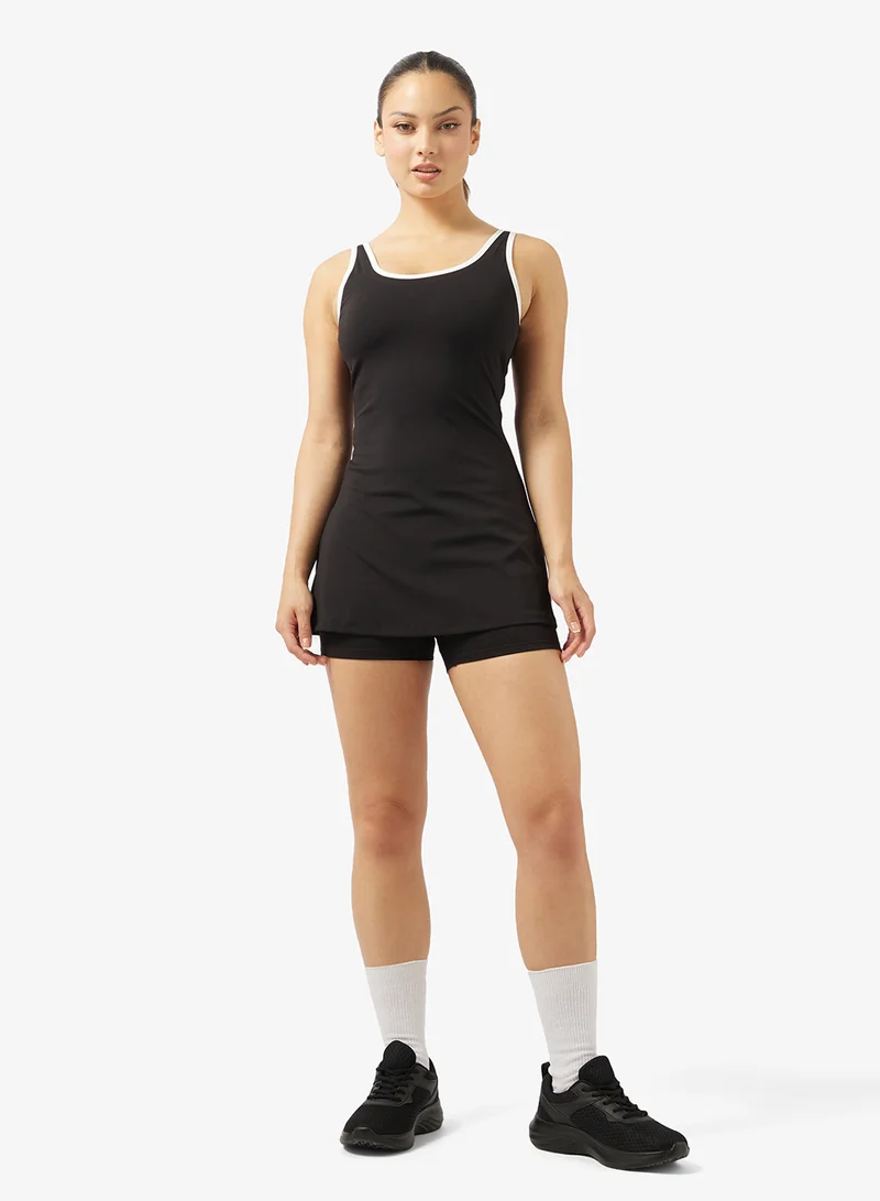 فورورد فستان تنس بظهر رياضي مع تفاصيل حواف متباينة