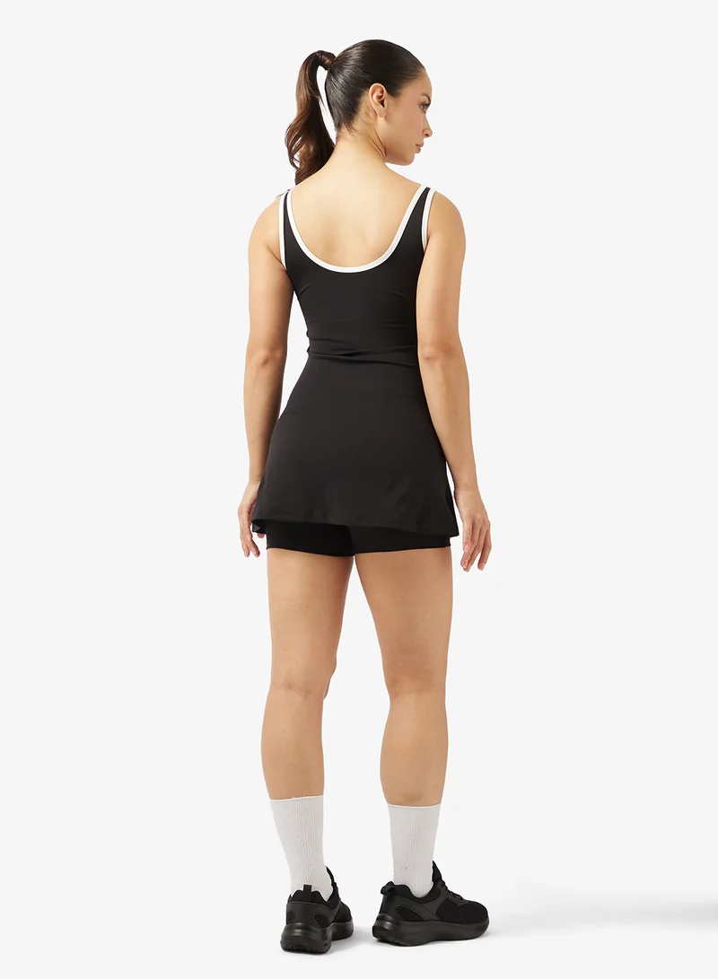 فورورد فستان تنس بظهر رياضي مع تفاصيل حواف متباينة