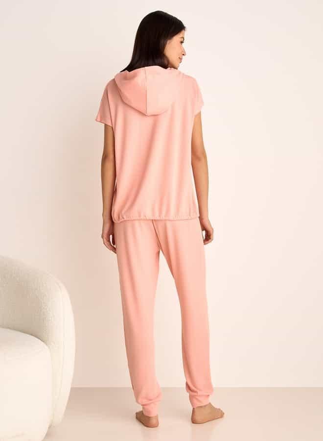 سبلاش فيڤ طقم تيشيرت بغطاء رأس وطباعة شعار مع بنطلون رياضي مطاطي - Image 3