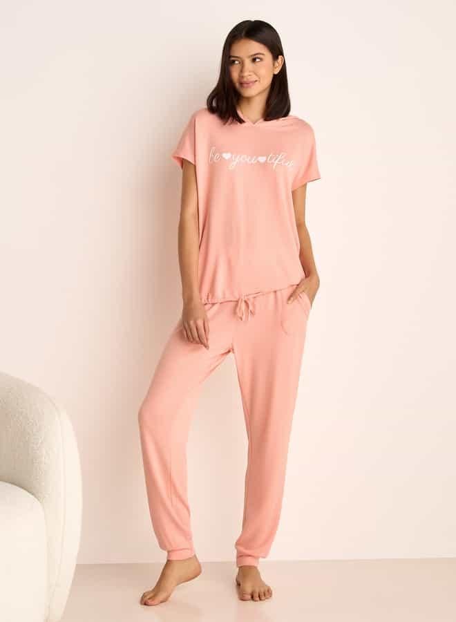 سبلاش فيڤ طقم تيشيرت بغطاء رأس وطباعة شعار مع بنطلون رياضي مطاطي - Image 1