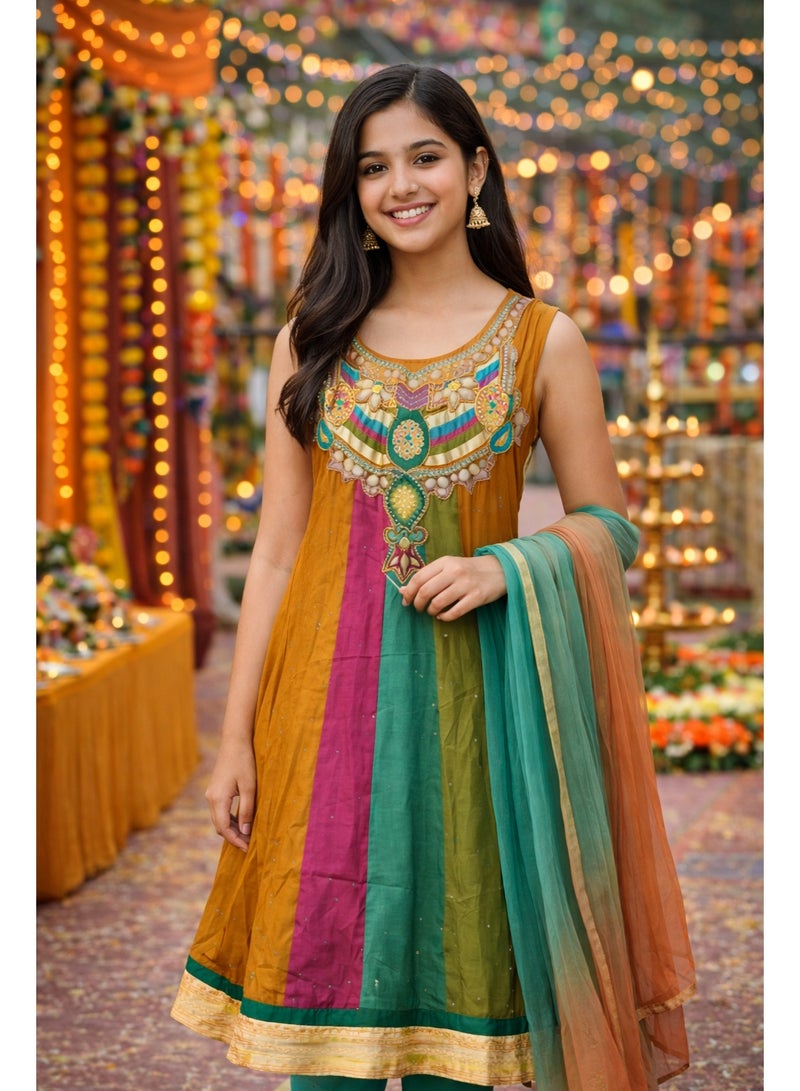 جوليتي إل إل سي طقم فستان تقليدي للبنات | عمر 15–16 سنة | 3 قطع مع شال (فستان، بنطال ووشاح) | متعدد الألوان أخضر وبرتقالي - Image 1