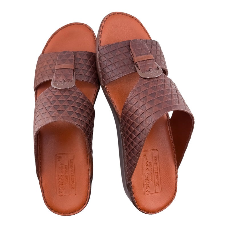 إيت صندل عربي يدوي الصنع للرجال من AET | شبشب رجالي خارجي | شبشب مفتوح من الأمام للاستخدام اليومي | جلد شامواه عربي أصلي مع إبزيم | تصميم جديد | نعل داخلي بلون بني فاتح | مريح وخفيف الوزن - Image 2