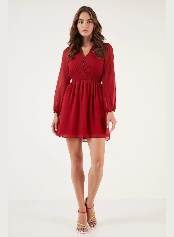 ليلا فستان قصير ليلا بياقة على شكل حرف  بقصة عادية مزين بأزرار وتفاصيل شيفون للنساء