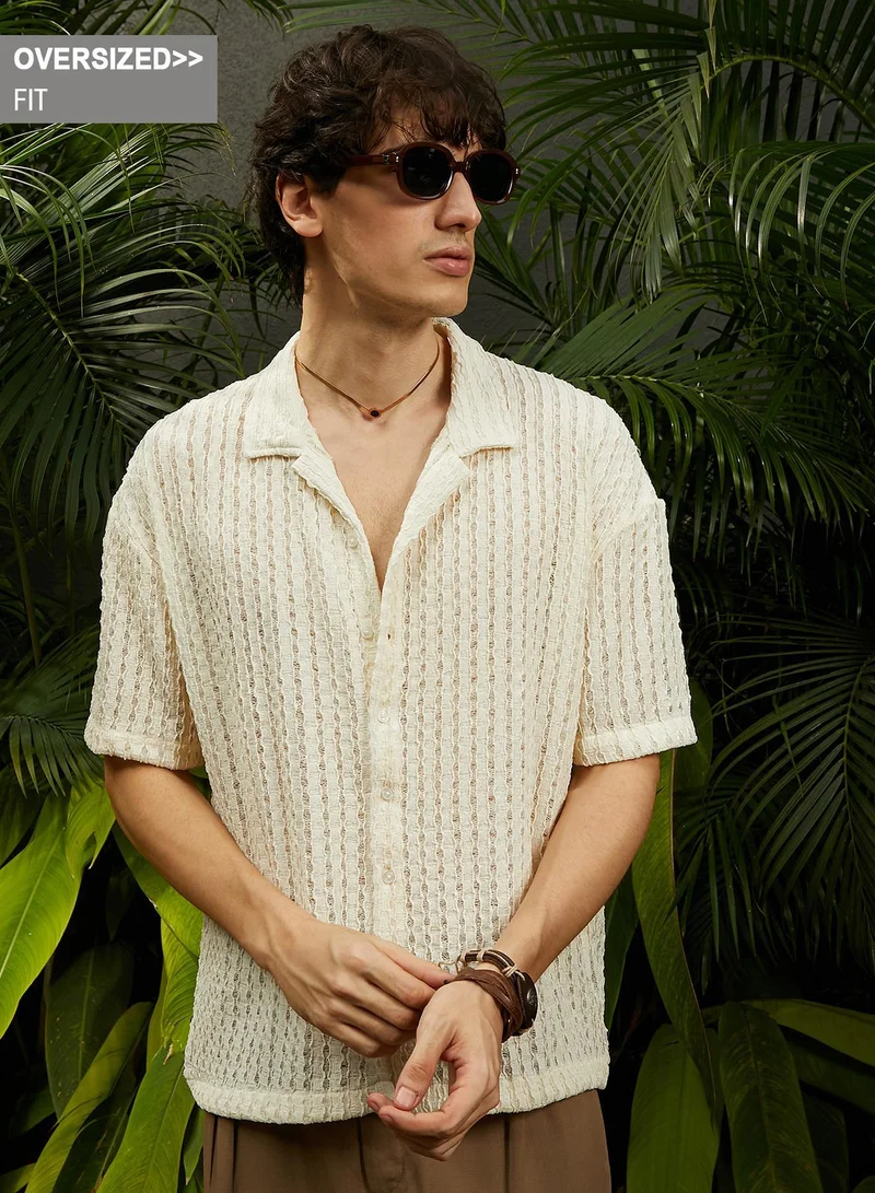 كامبوس سوترا قميص رجالي أبيض كريمي مخطط محبوك بقصة واسعة للارتداء الكاجوال بياقة كوبية وأكمام قصيرة وإغلاق بأزرار