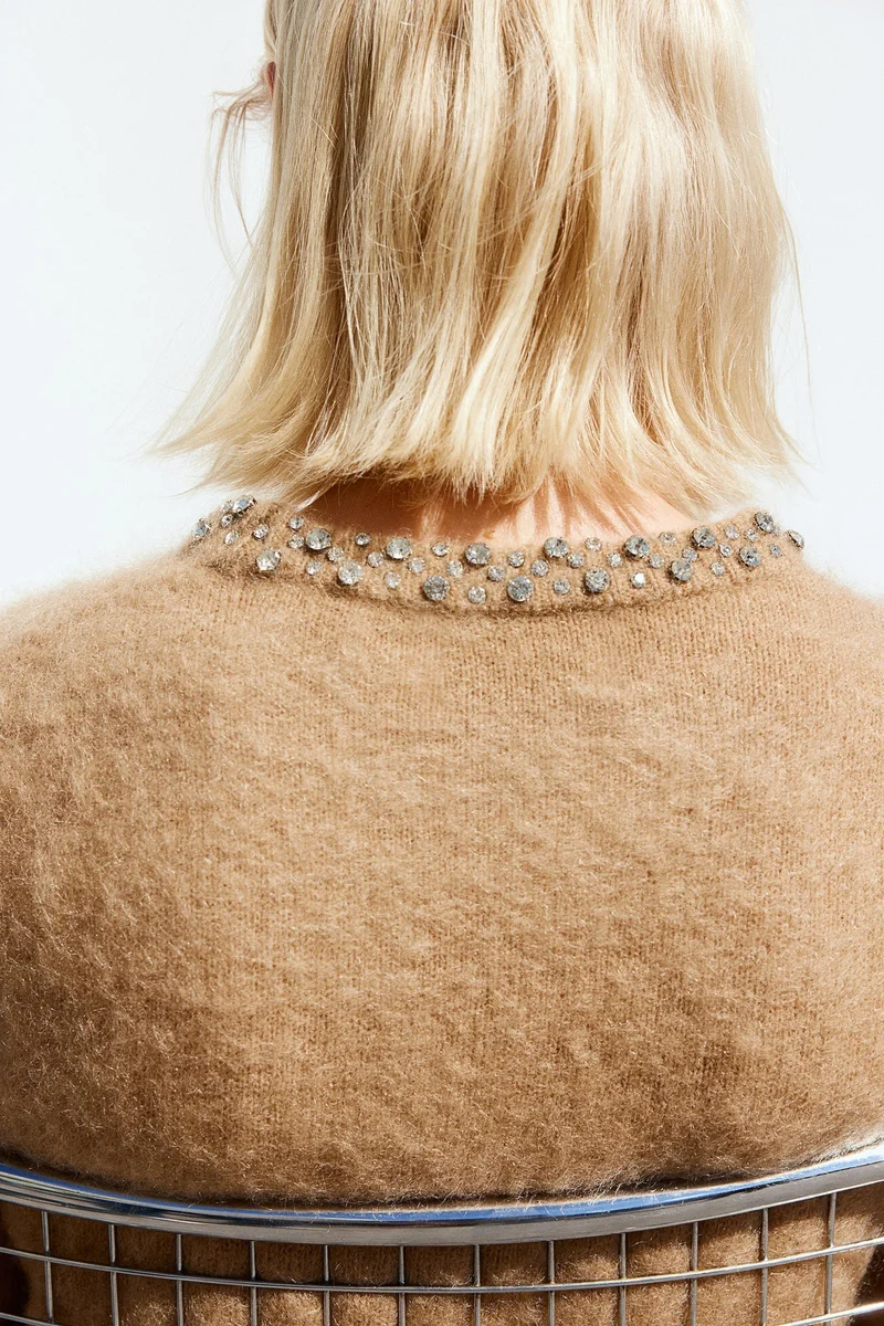 اتش اند ام بلوزة مزينة بمزيج الموهير