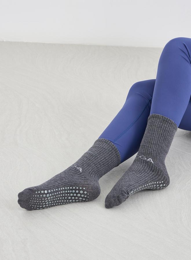 ستايلي جوارب يوغا قطنية بطبعة نصية وقاعدة سيليكون - Image 2