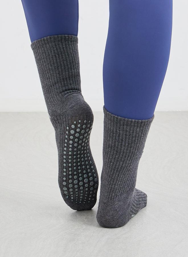 ستايلي جوارب يوغا قطنية بطبعة نصية وقاعدة سيليكون - Image 3