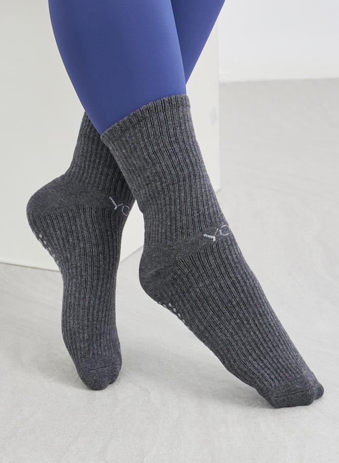 ستايلي جوارب يوغا قطنية بطبعة نصية وقاعدة سيليكون - Image 1