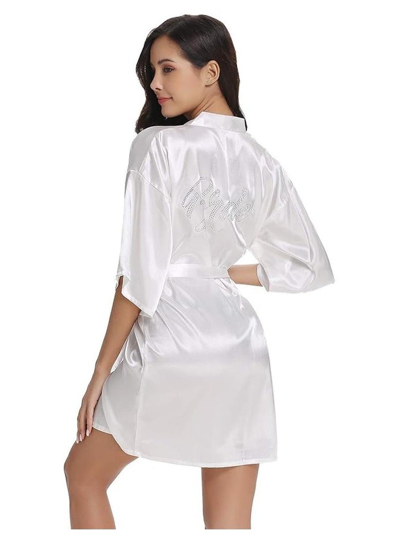 روب العروس و وصيفة العروس  لحفلات الزفاف للنساء، روب  ساتان حريري قصير بلون سادة مع جليتر فضي - Image 1