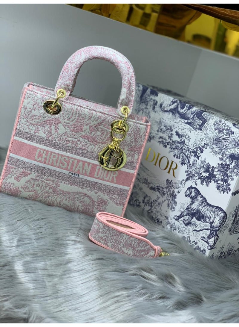 ديور أديكت طقم حقائب يد صغيرة أنيقة من كريستيان ديور باللون الوردي المائل مع إكسسوارات ذهبية