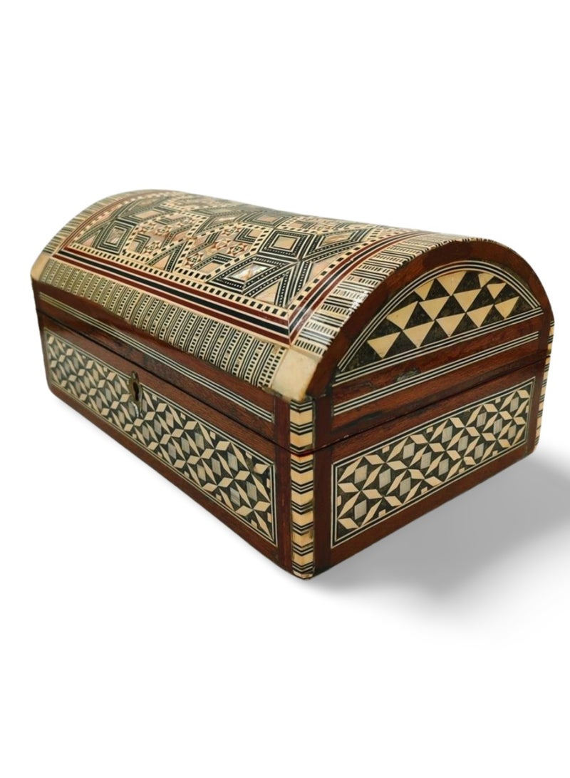 صندوق خشبي مطعم بالصدف، تصميم موزاييك دمشقي، بطانة مخملية حمراء، 27x17x13 سم  - Image 2