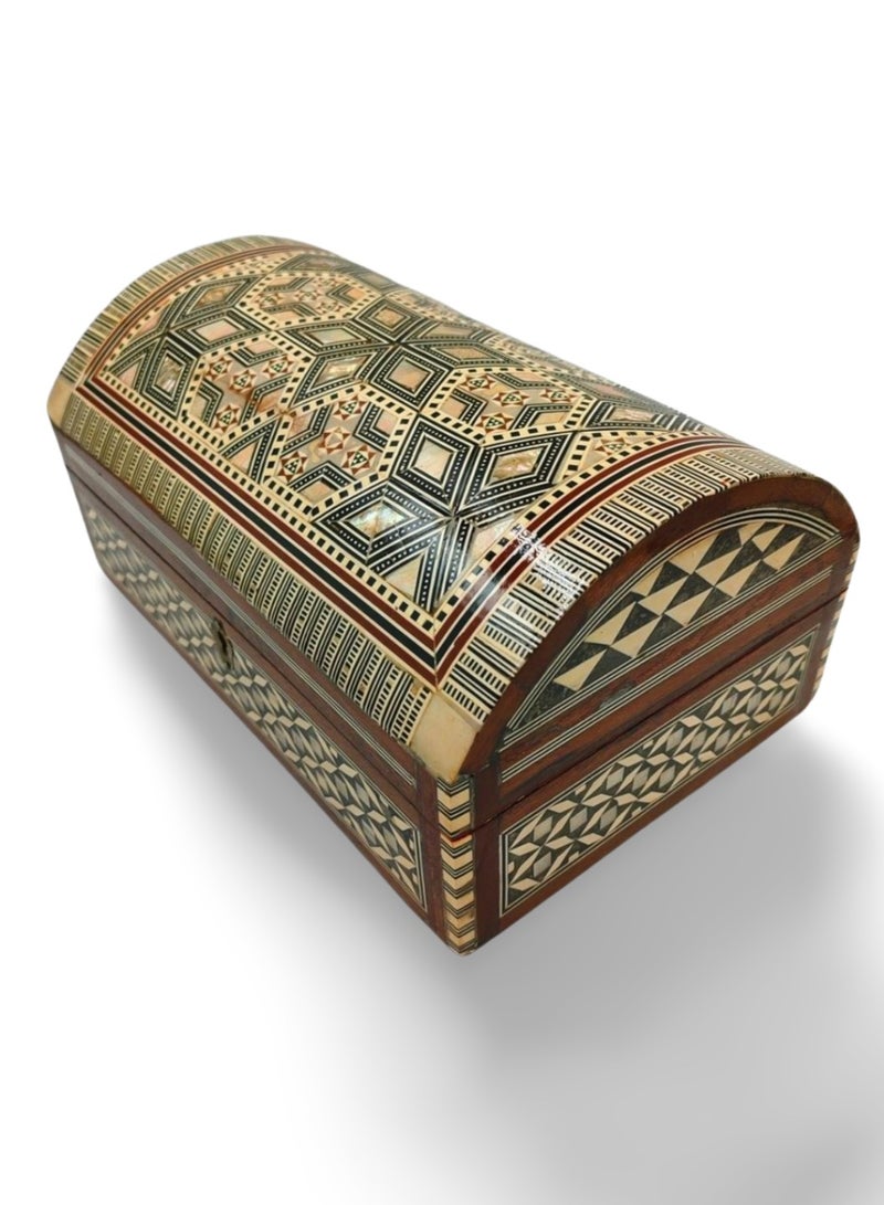 صندوق خشبي مطعم بالصدف، تصميم موزاييك دمشقي، بطانة مخملية حمراء، 27x17x13 سم  - Image 1