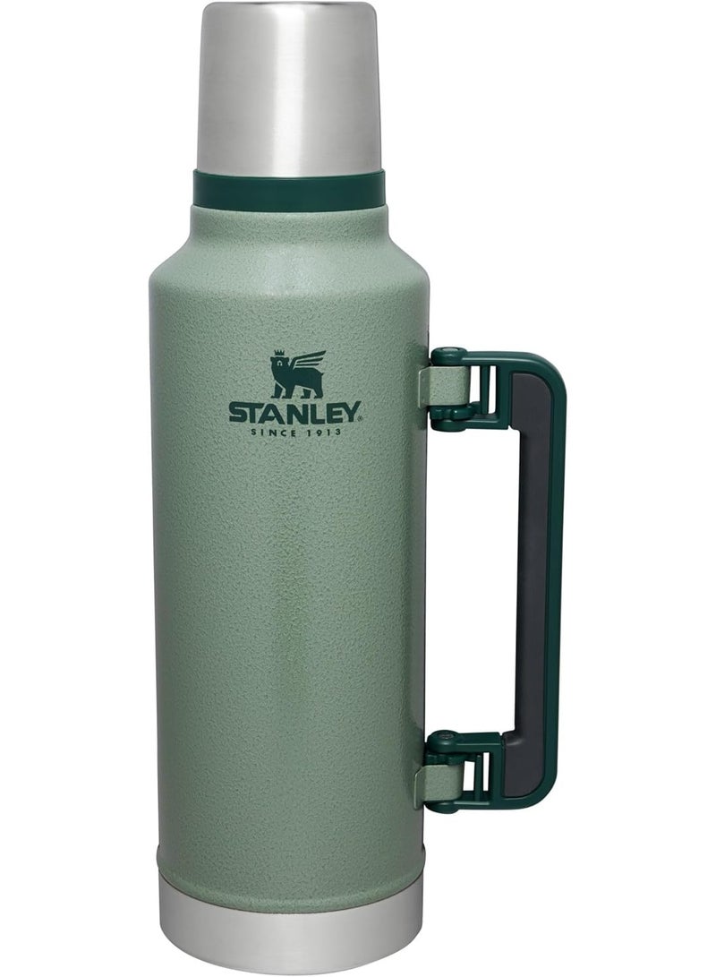 ستانلي زجاجة كلاسيكية معزولة بالفراغ سعة 1.9 لتر - قارورة من الفولاذ المقاوم للصدأ للساخن والبارد بمقبض - ترمس سفر خارجي مانع للتسرب - أخضر - Image 1