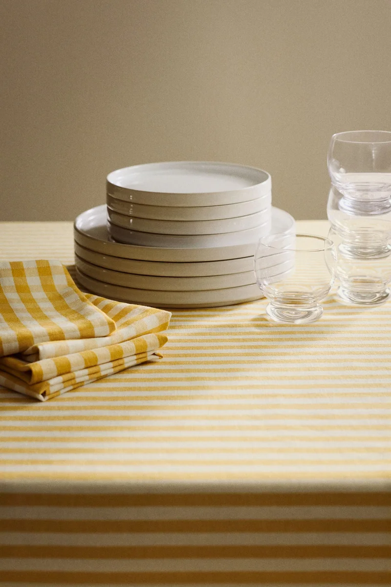 H&M Linen-blend tablecloth