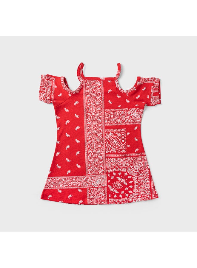 تلبيس فتاة جونيور باللون الأحمر