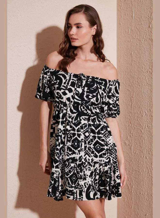 ليلا فستان قصير نسائي بتصميم ليلا بنقوش وربطة أمامية بقصة ضيقة