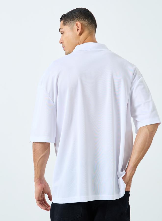 ستايلي تيشيرت بولو فضفاض بتفاصيل مُطرزة - Image 4