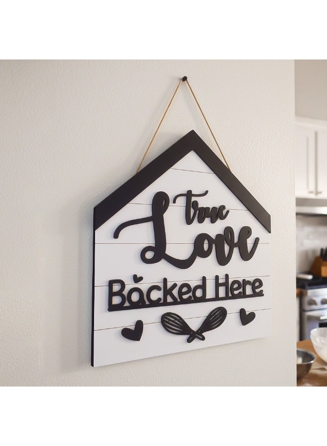 ديكور حائط خشبي مميز بعبارة True Love Baked Here , تابلوه ديكور للمطبخ, بمقاس 32*30 سم لون اسود و ابيض مصنوع من خشب MDF أسباني فاخر بسمك 8 ملم ليضفي الي مطبخك الجمال و الاناقة - Image 1