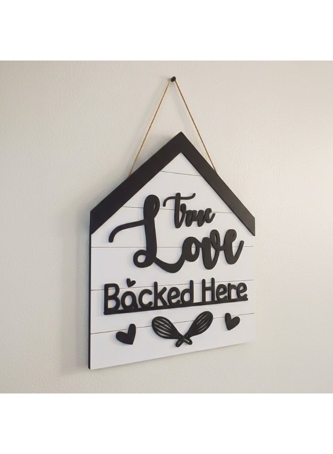 ديكور حائط خشبي مميز بعبارة True Love Baked Here , تابلوه ديكور للمطبخ, بمقاس 32*30 سم لون اسود و ابيض مصنوع من خشب MDF أسباني فاخر بسمك 8 ملم ليضفي الي مطبخك الجمال و الاناقة - Image 3