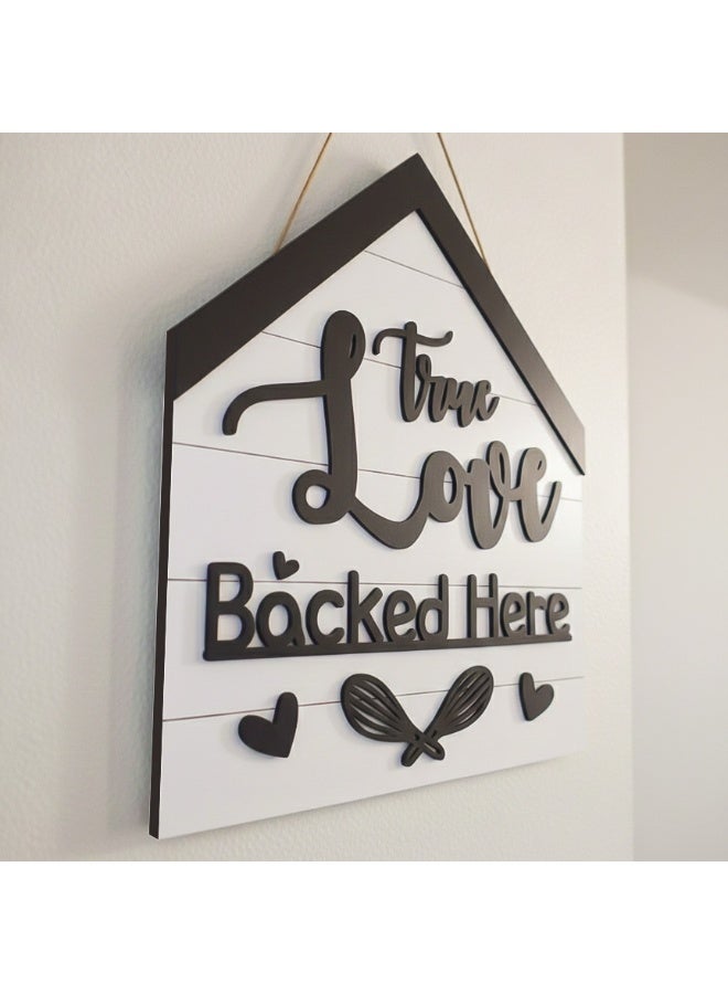 ديكور حائط خشبي مميز بعبارة True Love Baked Here , تابلوه ديكور للمطبخ, بمقاس 32*30 سم لون اسود و ابيض مصنوع من خشب MDF أسباني فاخر بسمك 8 ملم ليضفي الي مطبخك الجمال و الاناقة - Image 4