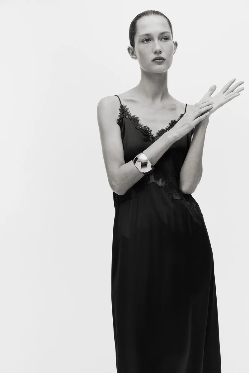 اتش اند ام فستان بحواف من الدانتيل وبشرائط