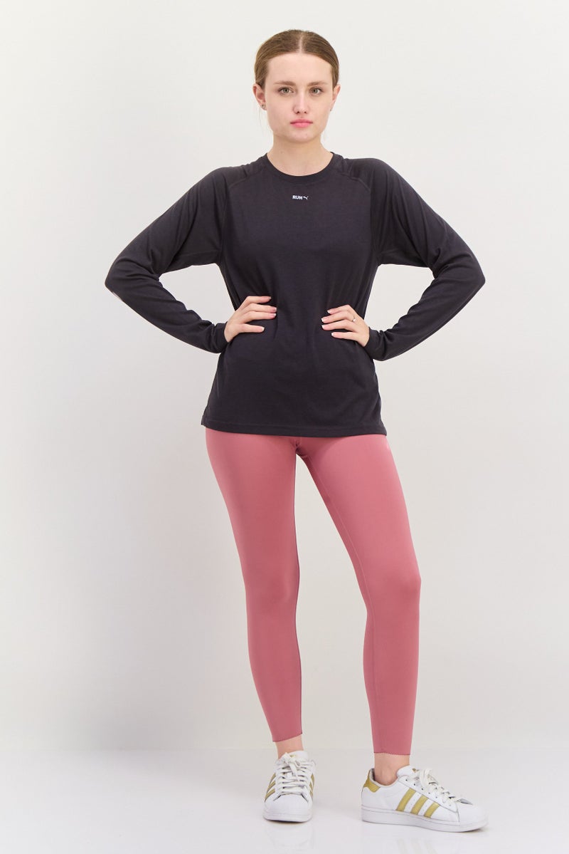 PUMA تي شيرت رياضي نسائي بأكمام طويلة مناسب للجري، رمادي داكن - Image 4