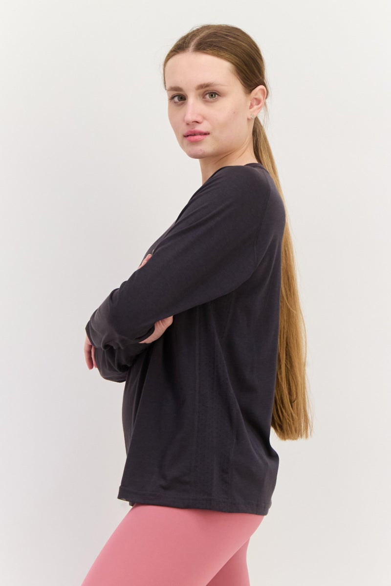 PUMA تي شيرت رياضي نسائي بأكمام طويلة مناسب للجري، رمادي داكن - Image 2