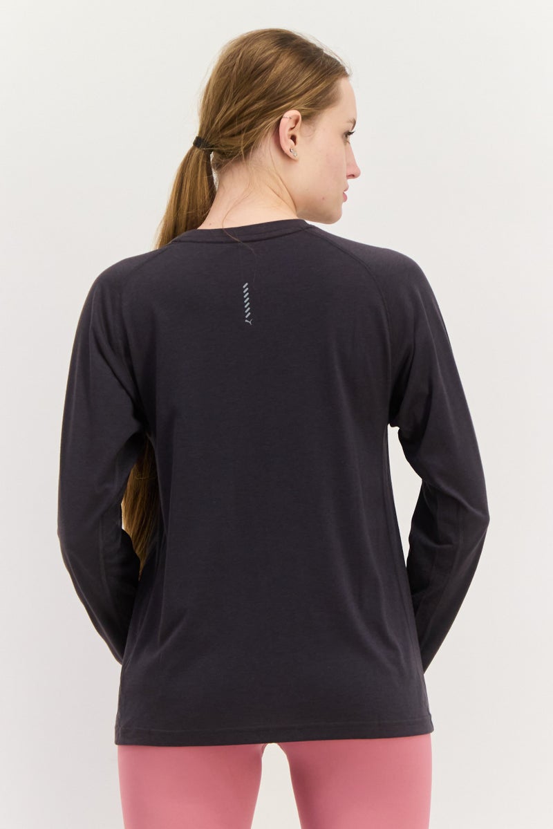 PUMA تي شيرت رياضي نسائي بأكمام طويلة مناسب للجري، رمادي داكن - Image 3