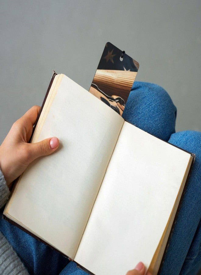 فاصل كتب خشبي بتصميم مستوحى من لعبة البيسبول، مزين بشرابات، مثالي للرجال، لمحبي الكتب، ومناسب للقراءة. - Image 4