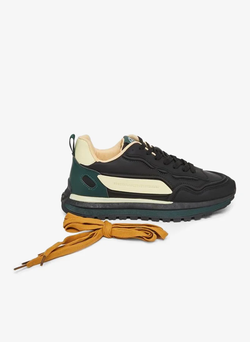 ستايلي حذاء سنيكرز برباط وتفاصيل متباينة