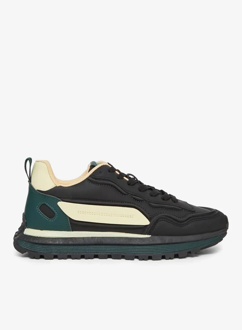 ستايلي حذاء سنيكرز برباط وتفاصيل متباينة