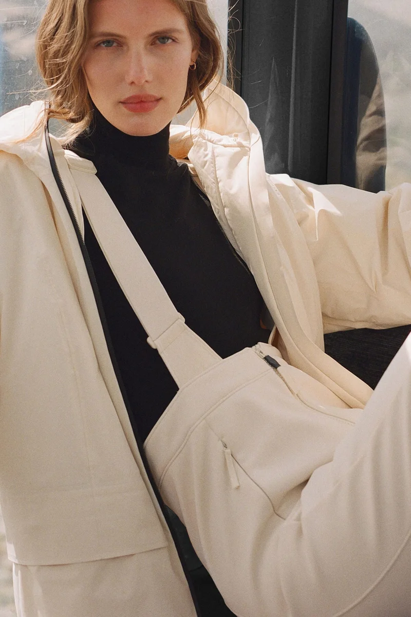 اتش اند ام بنطلون رياضي بتصميم مقاوم للماء