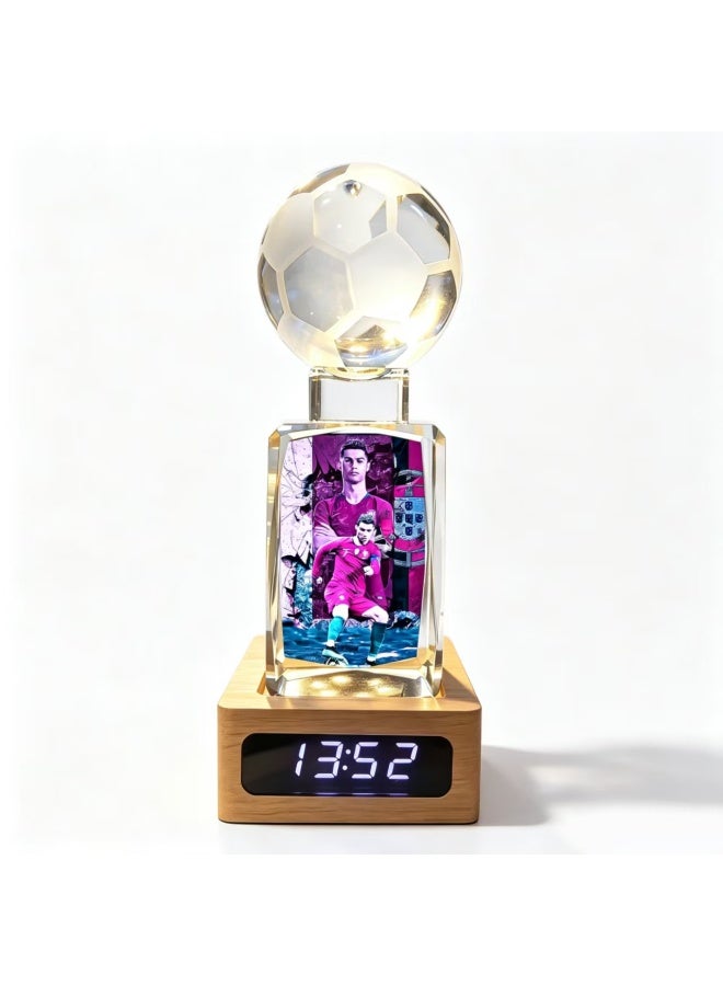 زينة كرة القدم الكريستالية CR7 كريستيانو رونالدو مع ساعة رقمية وإضاءة LED، قاعدة خشبية صلبة - Image 1