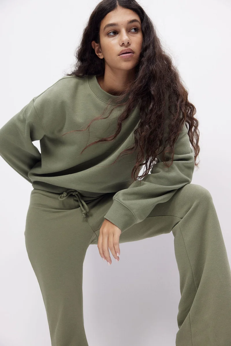 اتش اند ام بنطلون رياضي بحافة واسعة